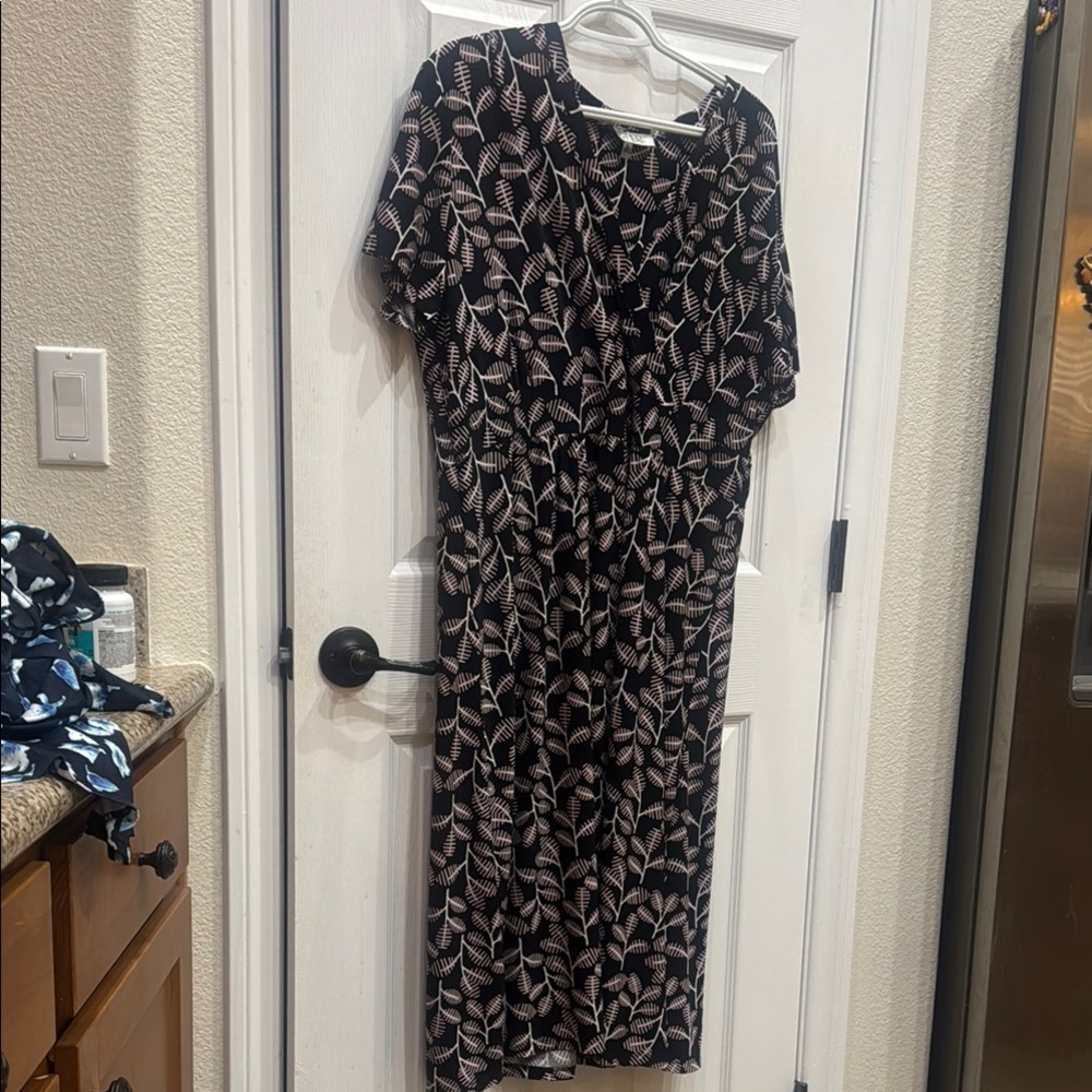 Lovely Black and Cream Leaf Print Dress